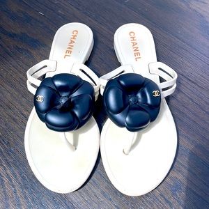 Chanel camellia jellies in size 35. White. Worn.